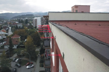Obrázok paneláku s vetracími otvormi
